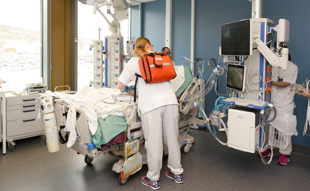 Noen få personer på et sykehusrom