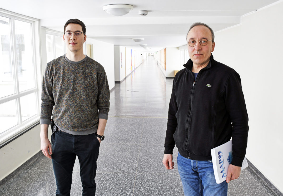 Et par menn som poserer for kameraet