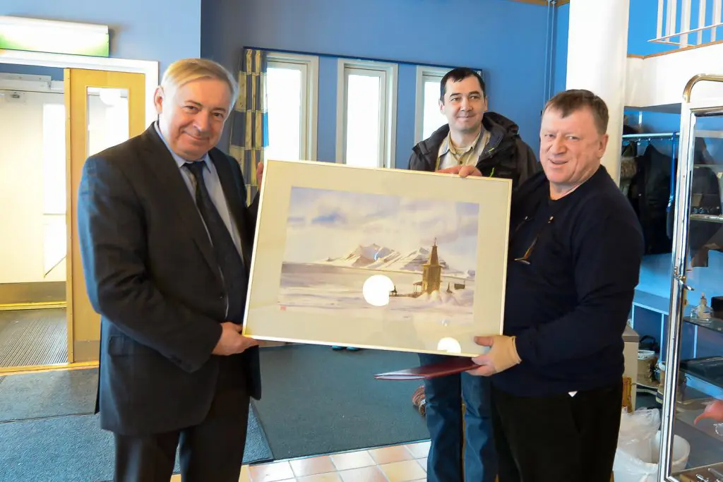 Noen menn som holder et innrammet bilde