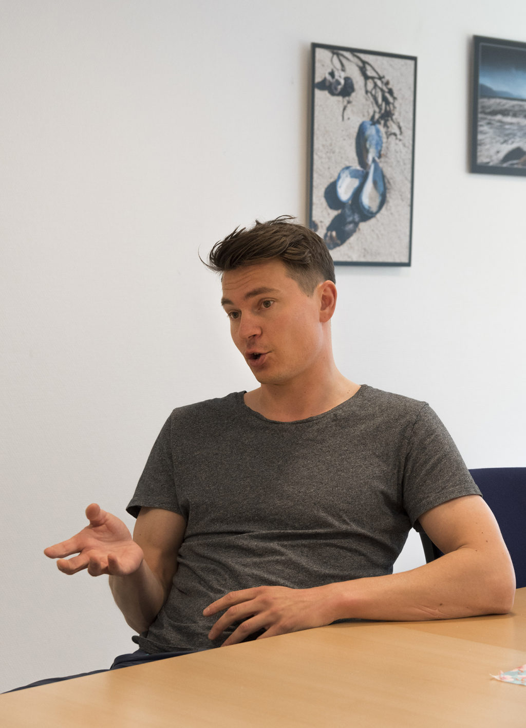 En mann som sitter ved et bord