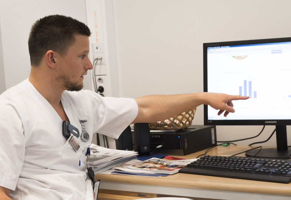 En mann som peker på en dataskjerm