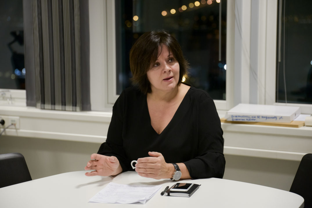 En kvinne som sitter ved et bord