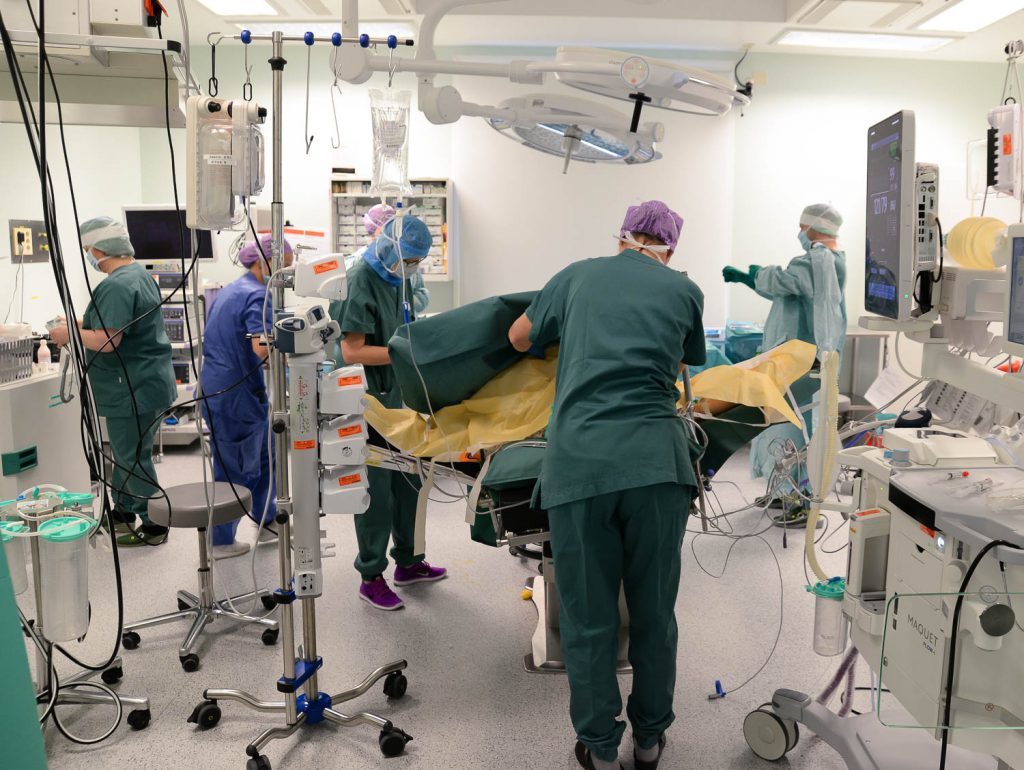 En gruppe mennesker i et rom