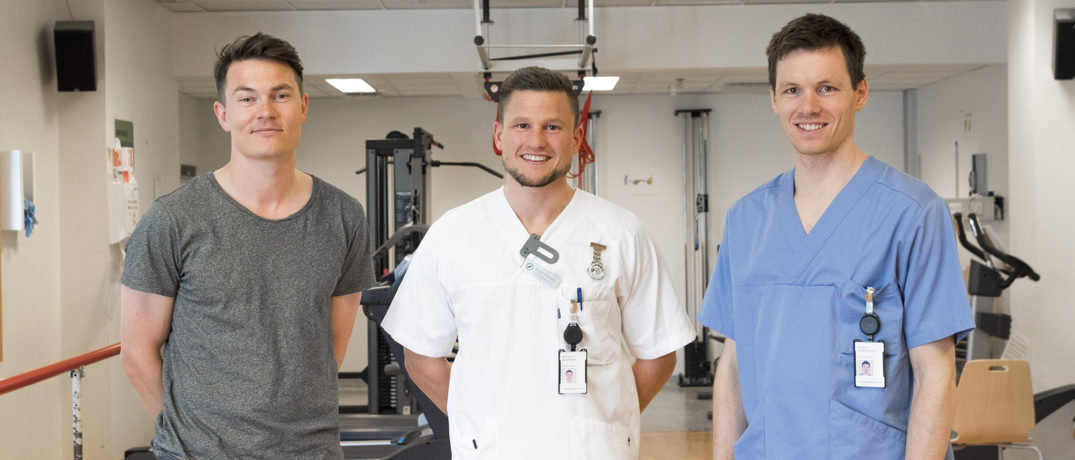 En gruppe menn poserer for et bilde