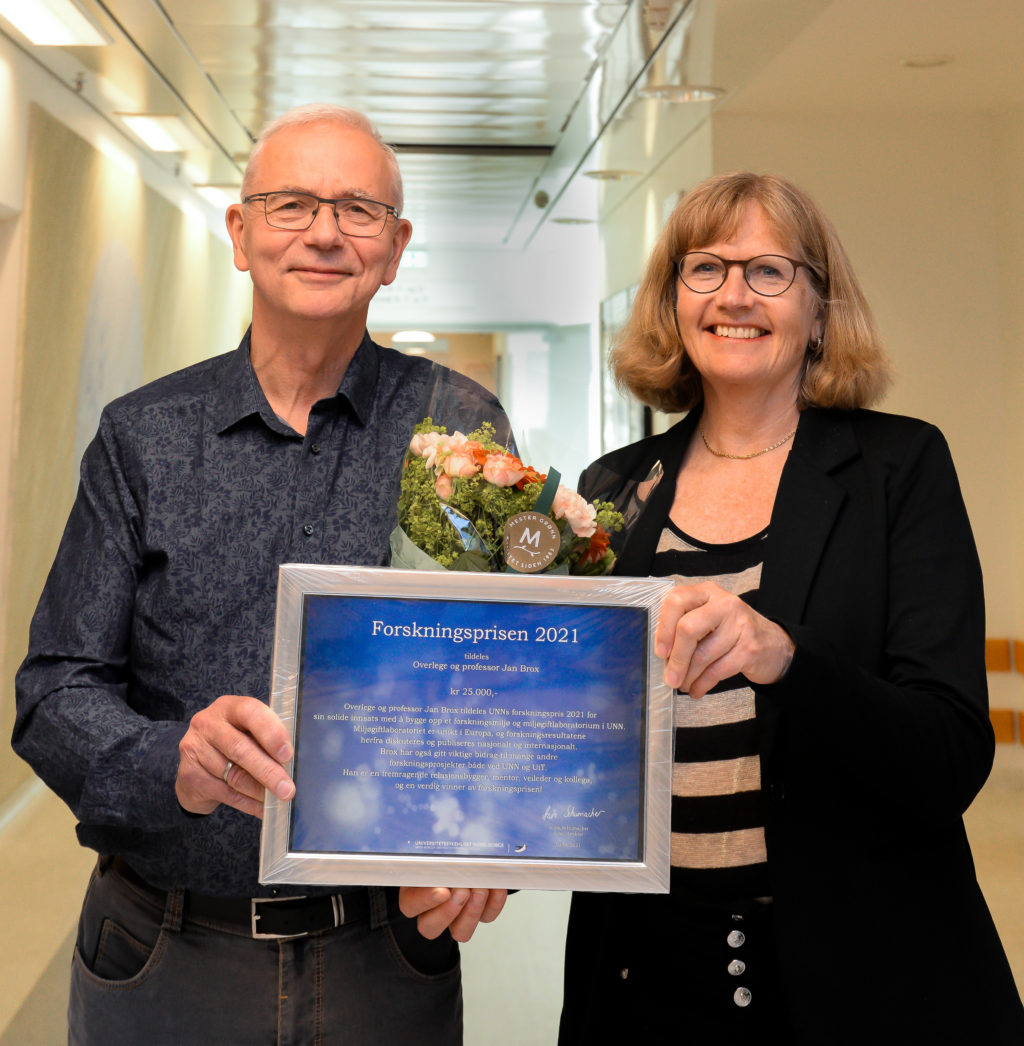 En mann og en kvinne holder en plakett