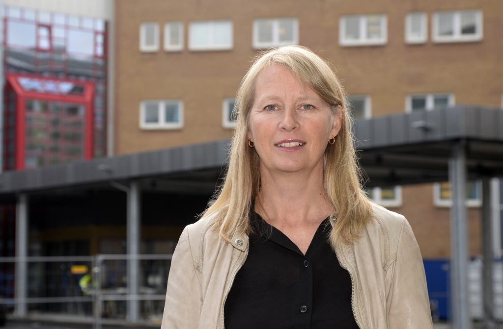 En kvinne i brun jakke