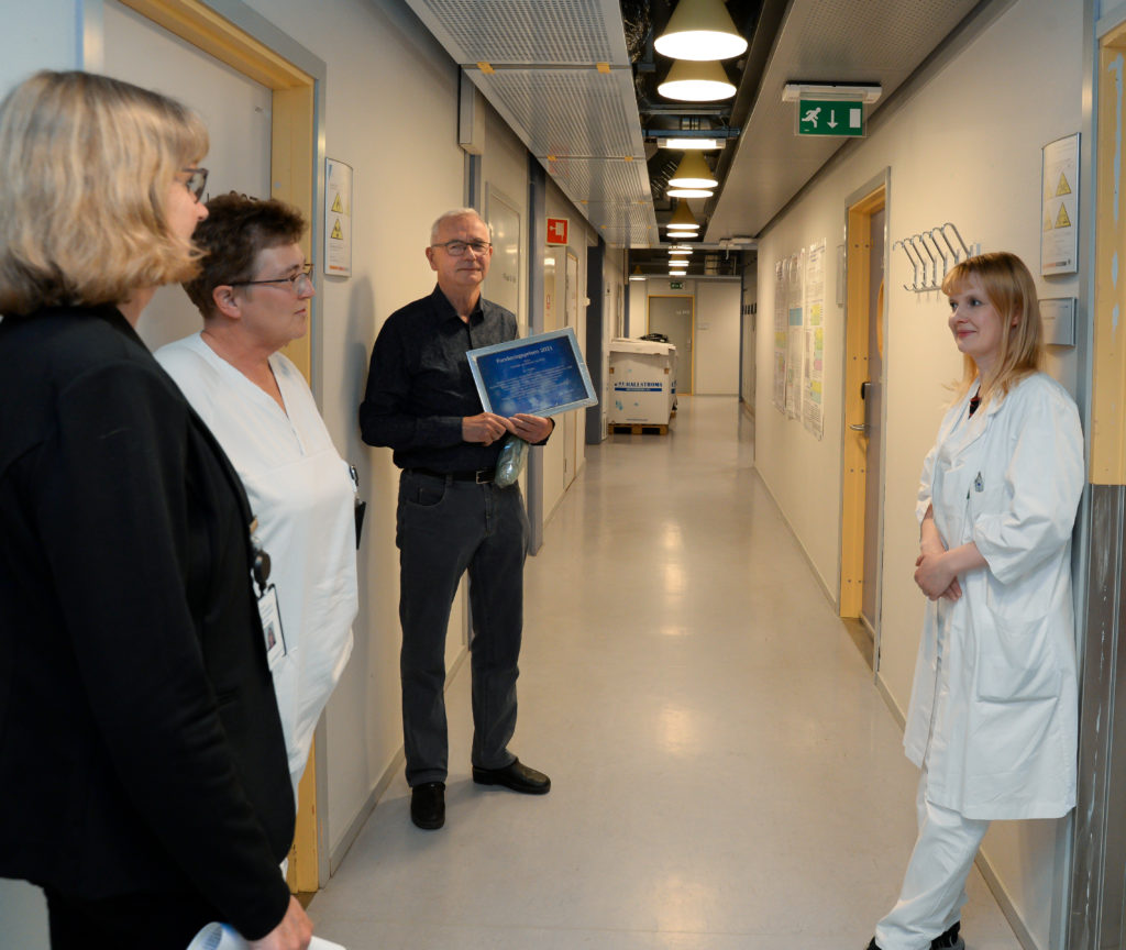 En gruppe mennesker i en korridor