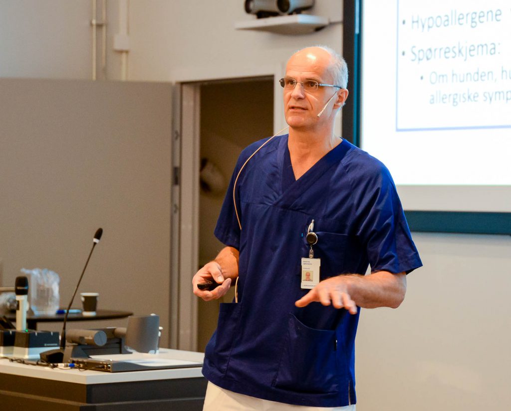 En mann som står foran en skjerm