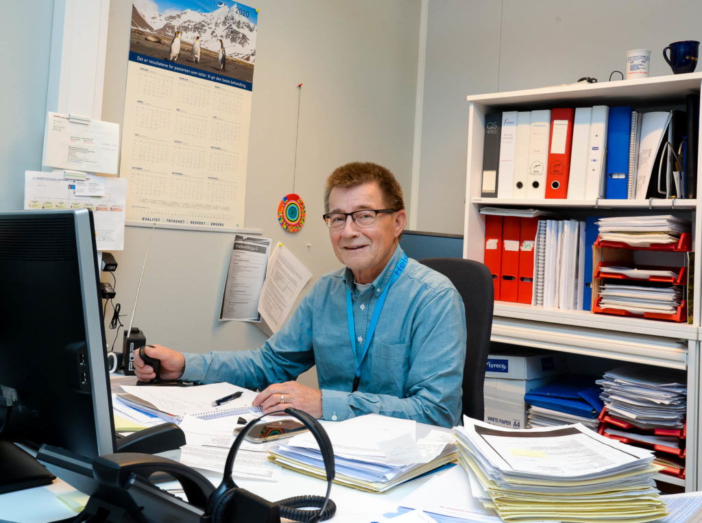 En person som sitter ved et skrivebord