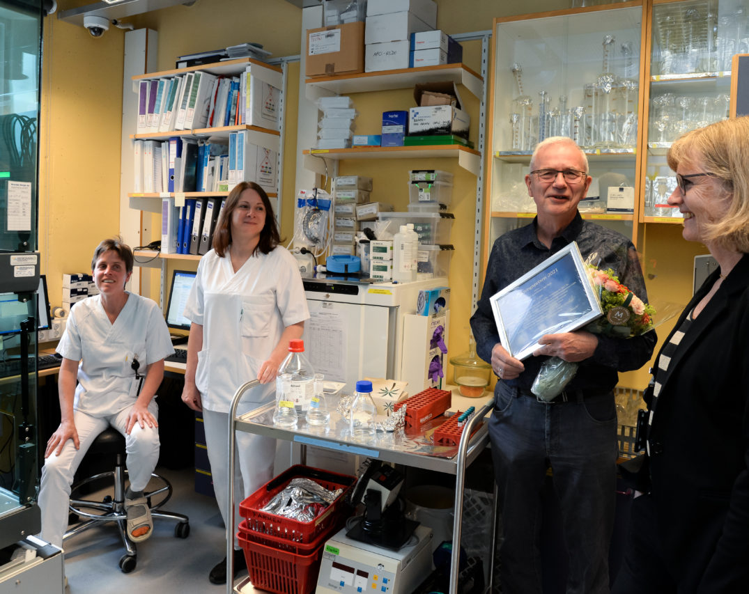 En gruppe mennesker i et rom