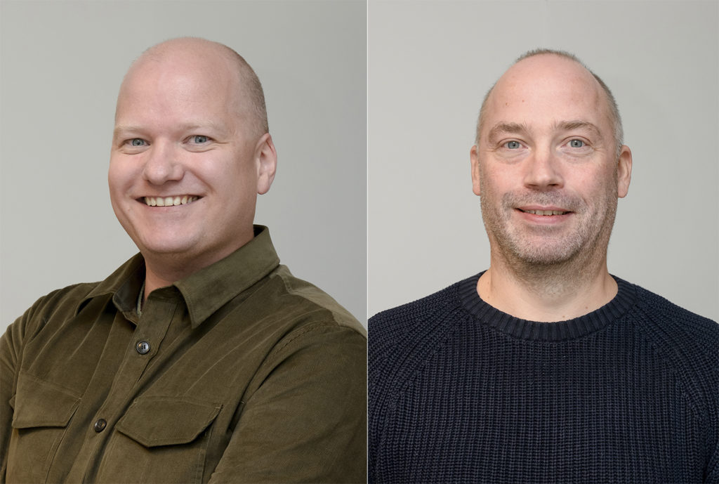 Et par menn som smiler