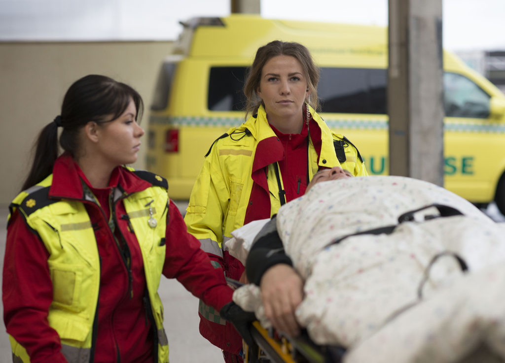 Et par kvinner i gule jakker