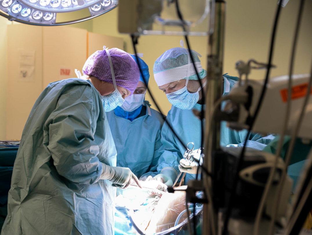 Leger som utfører en operasjon