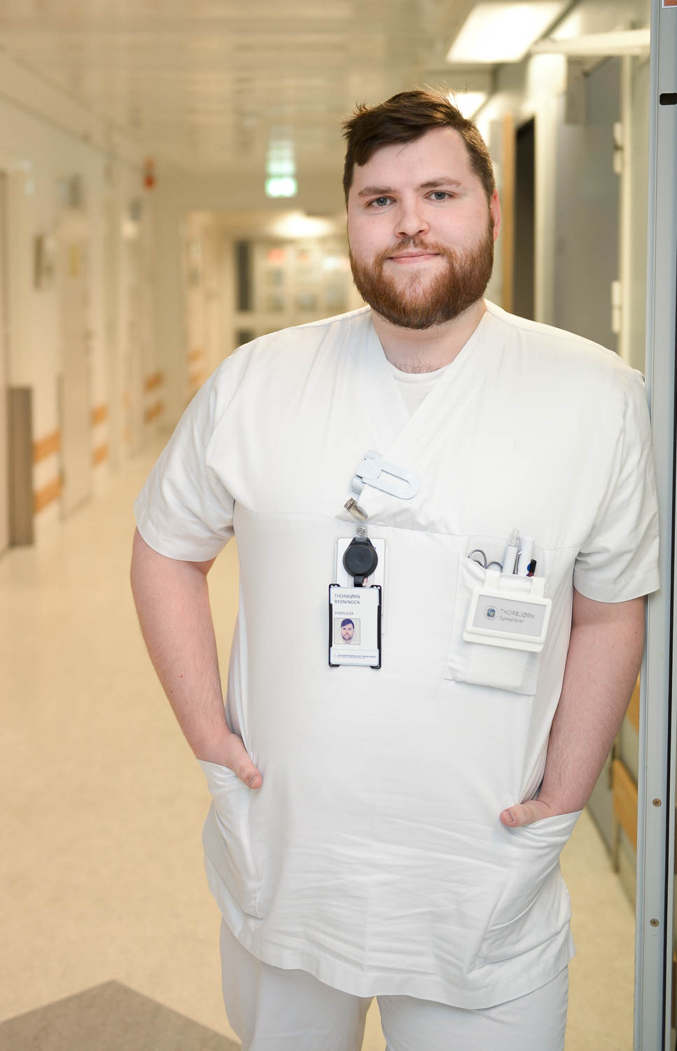 En mann iført hvit laboratoriefrakk