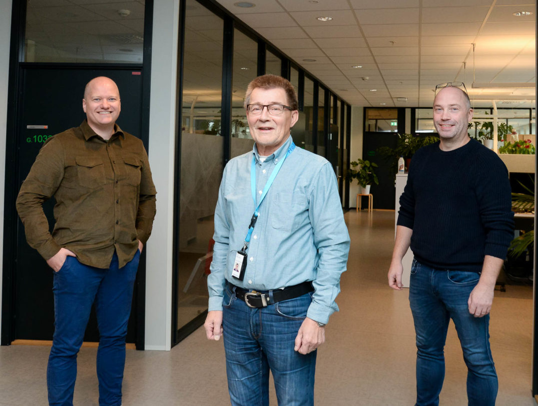 En gruppe menn som står i en korridor