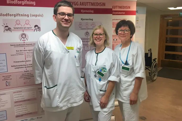 En gruppe mennesker iført hvite laboratoriefrakker og merke