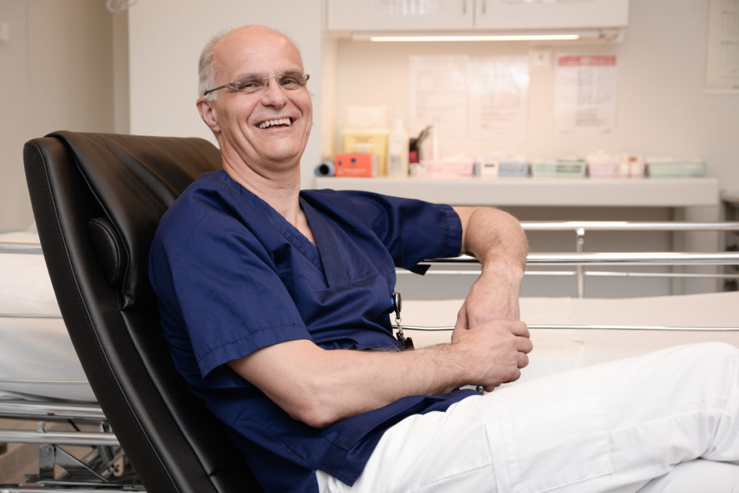 En person som sitter i en stol