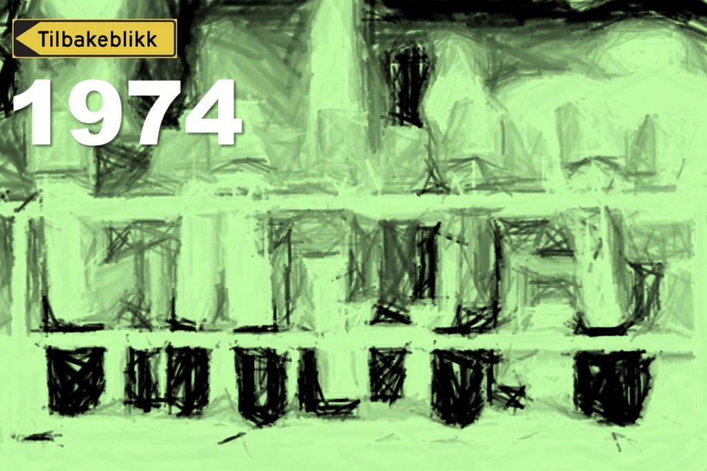 En gruppe mennesker som står på rekke