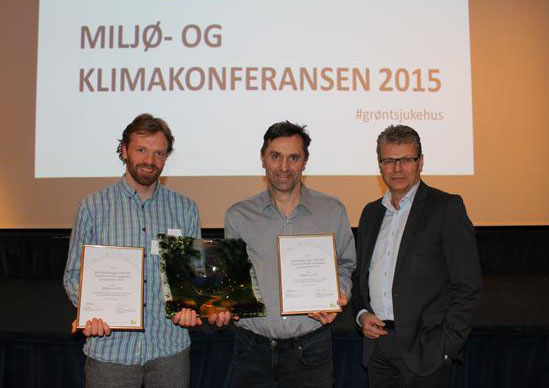 Avdelingsleder ved barnehabiliteringa, Oddmar Ole Steinsvik (til venstre), mottok miljøprisen sammen med Oddvar Hagen (midten) fra NST. Til høyre Herlof Nilssen, administrerende direktør i Helse Vest. Foto: Helse Vest