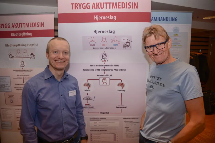 Et par menn som smiler