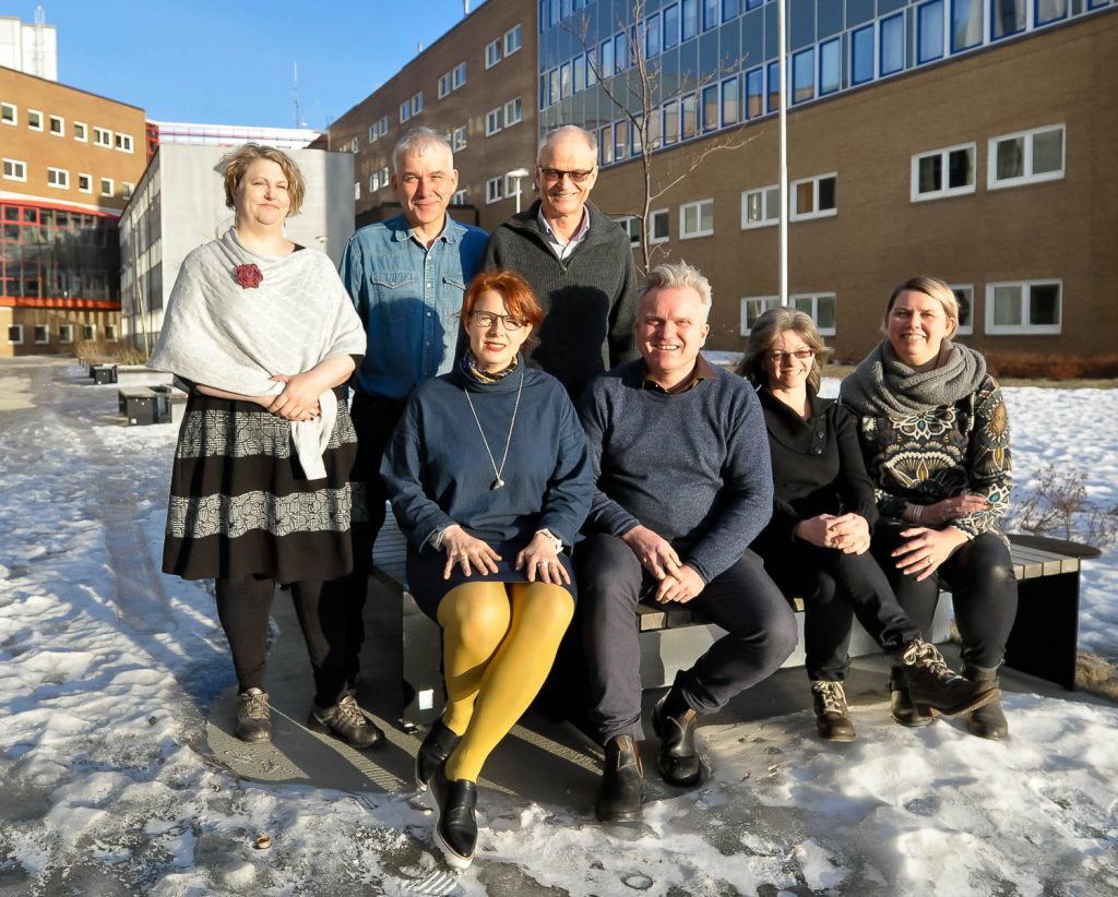 En gruppe mennesker som poserer for et bilde