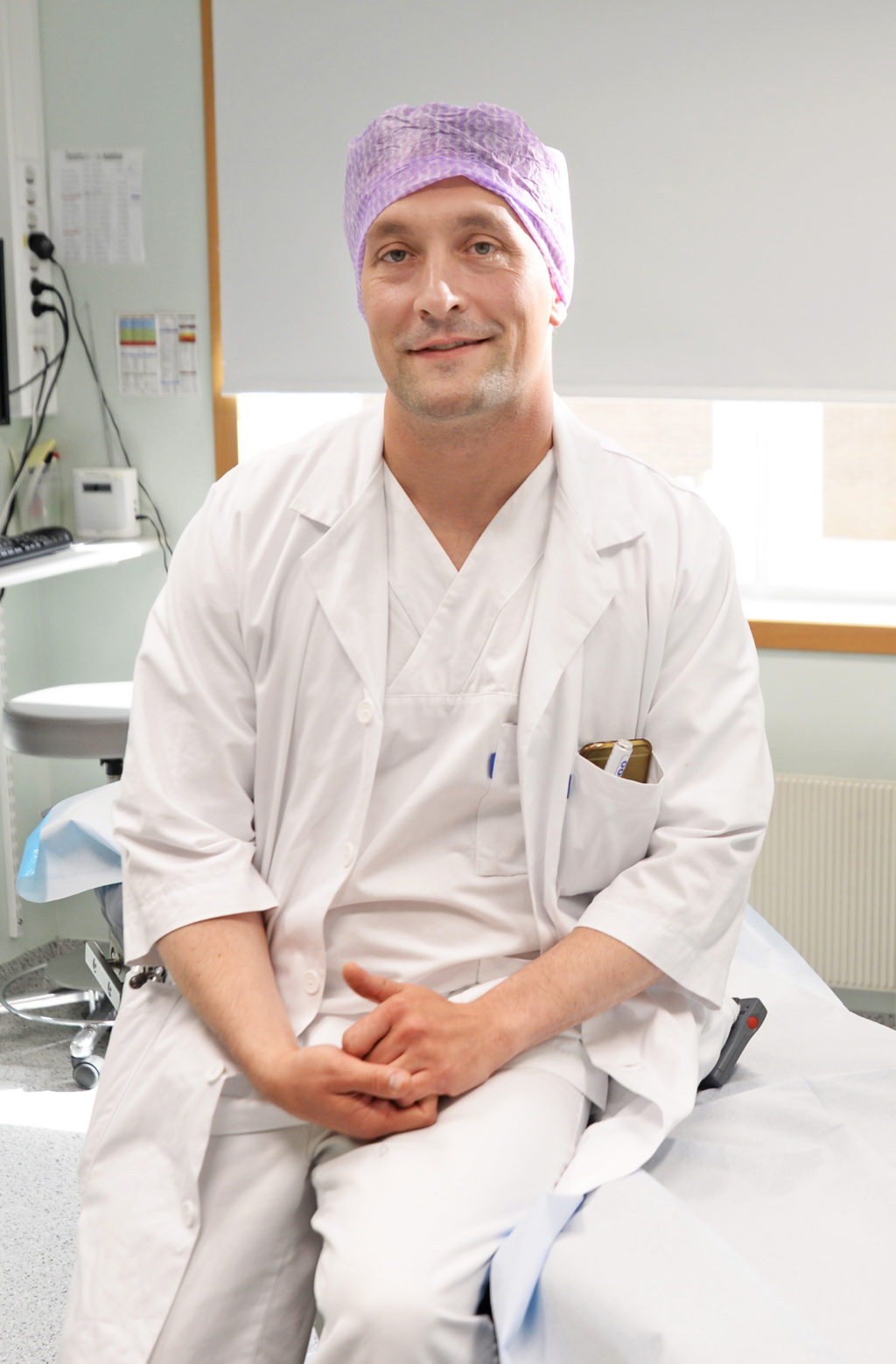 En mann i hvit frakk