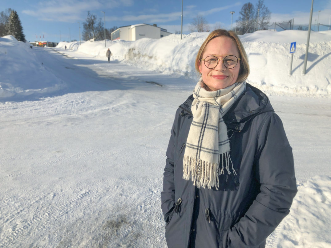 En person som står i snøen