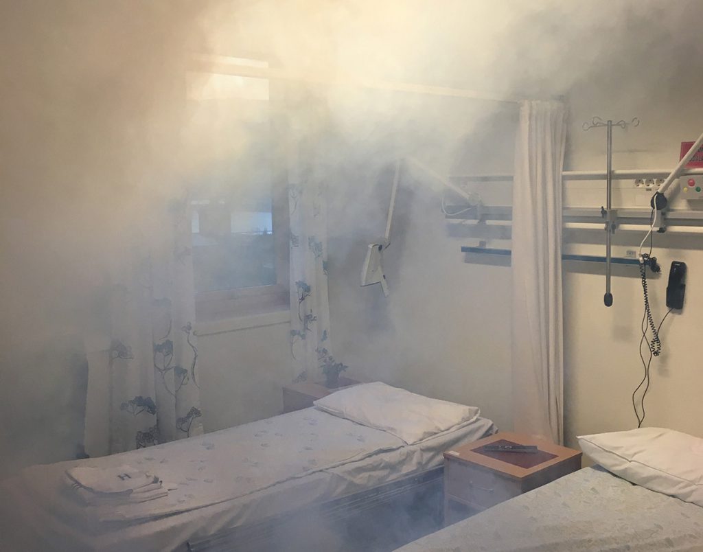 Et rom med seng og vindu