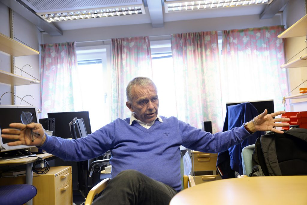 En mann som sitter ved et skrivebord