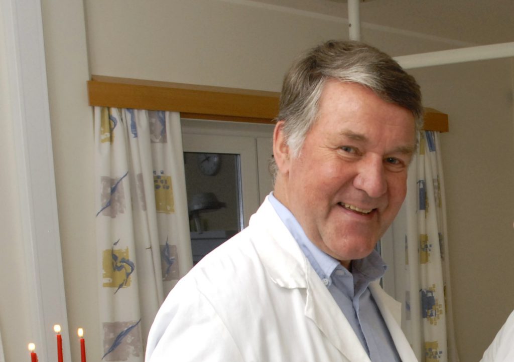 En mann som smiler til kameraet