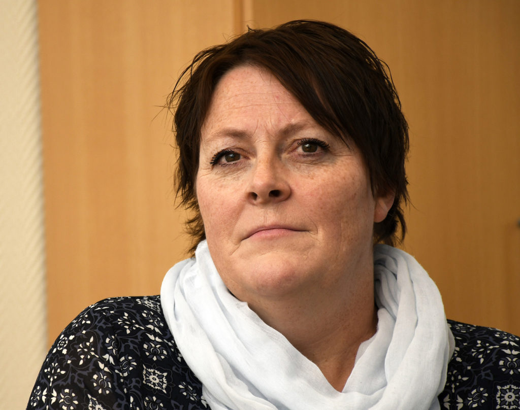 En person med kort brunt hår