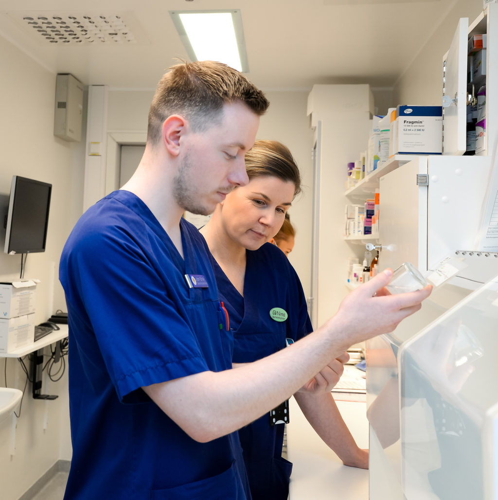 En mann og en kvinne som ser på en datamaskin