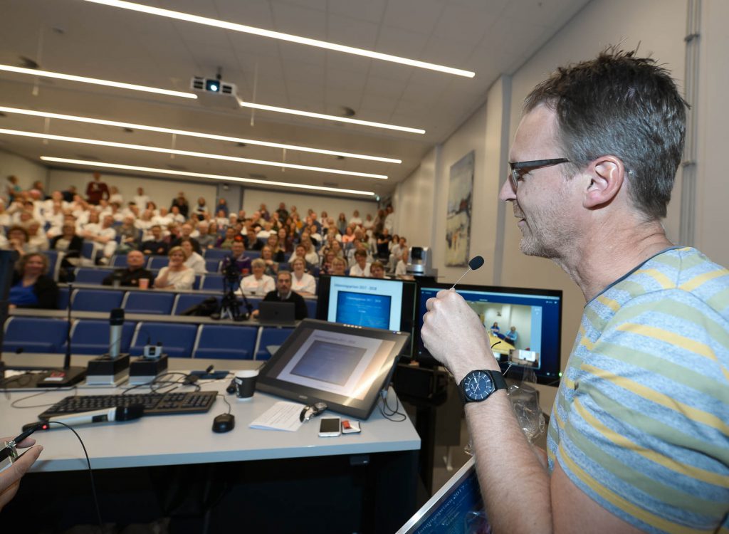 En mann i gul skjorte