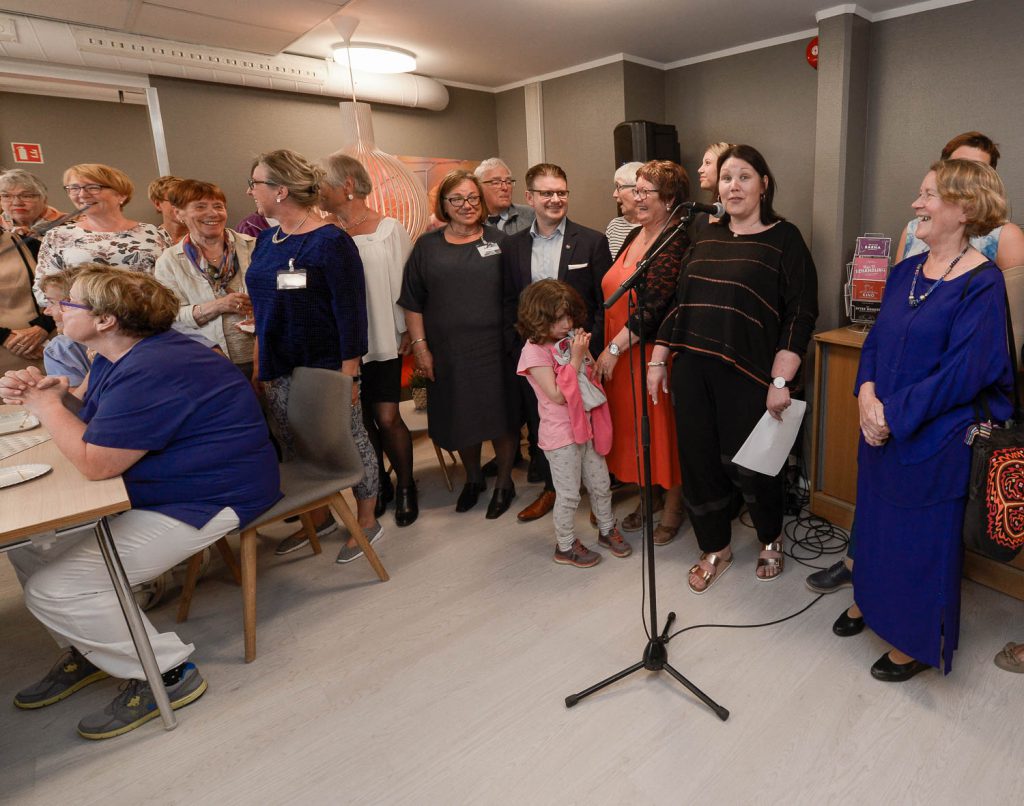 En gruppe mennesker som står i et rom