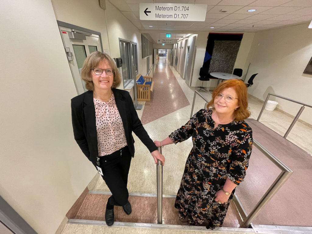 Et par kvinner som poserer for et bilde