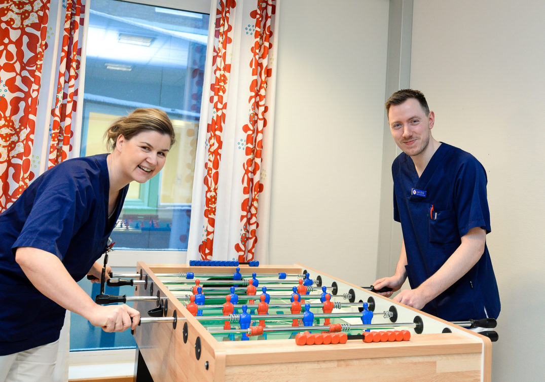 En mann og en kvinne som leker et spill