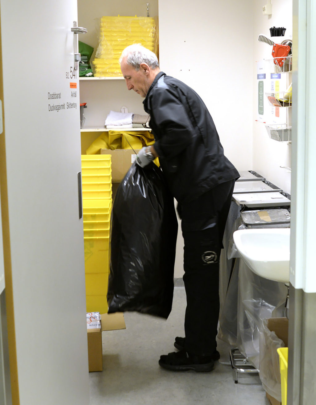 En mann i svart frakk