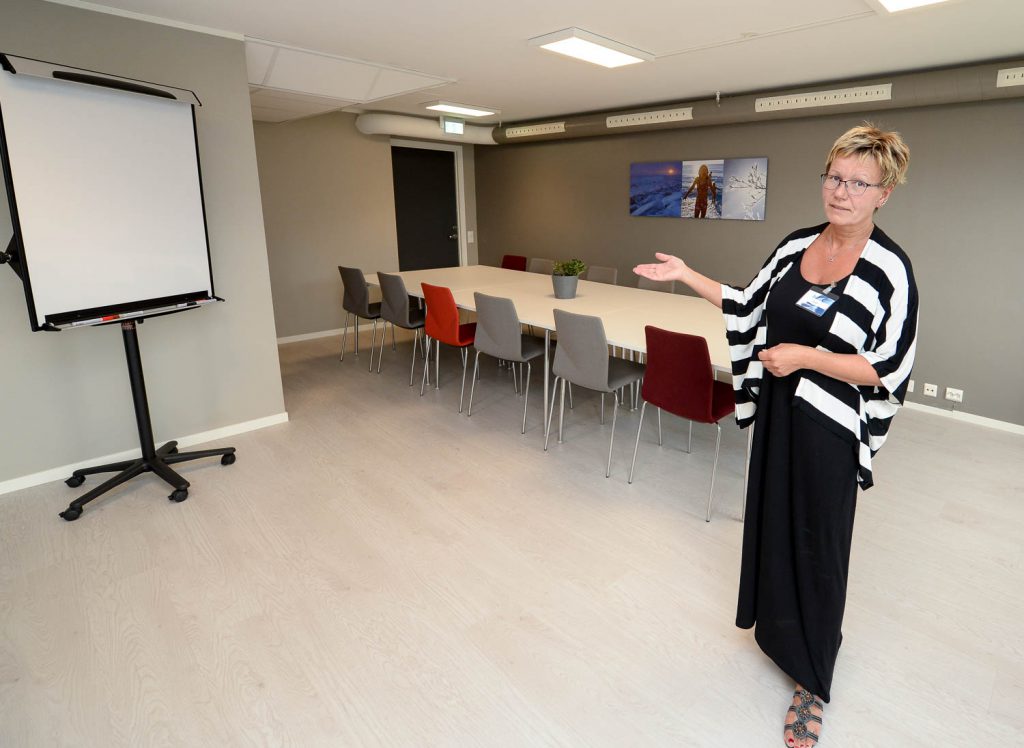 En person som står foran en skjerm