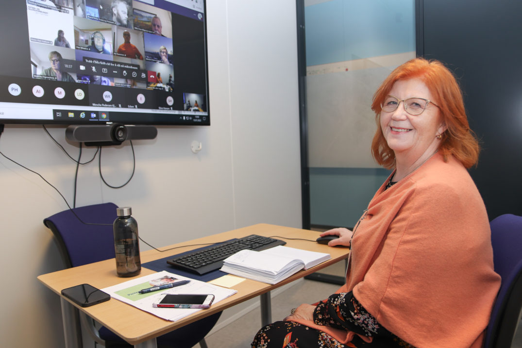 En person som sitter ved et skrivebord