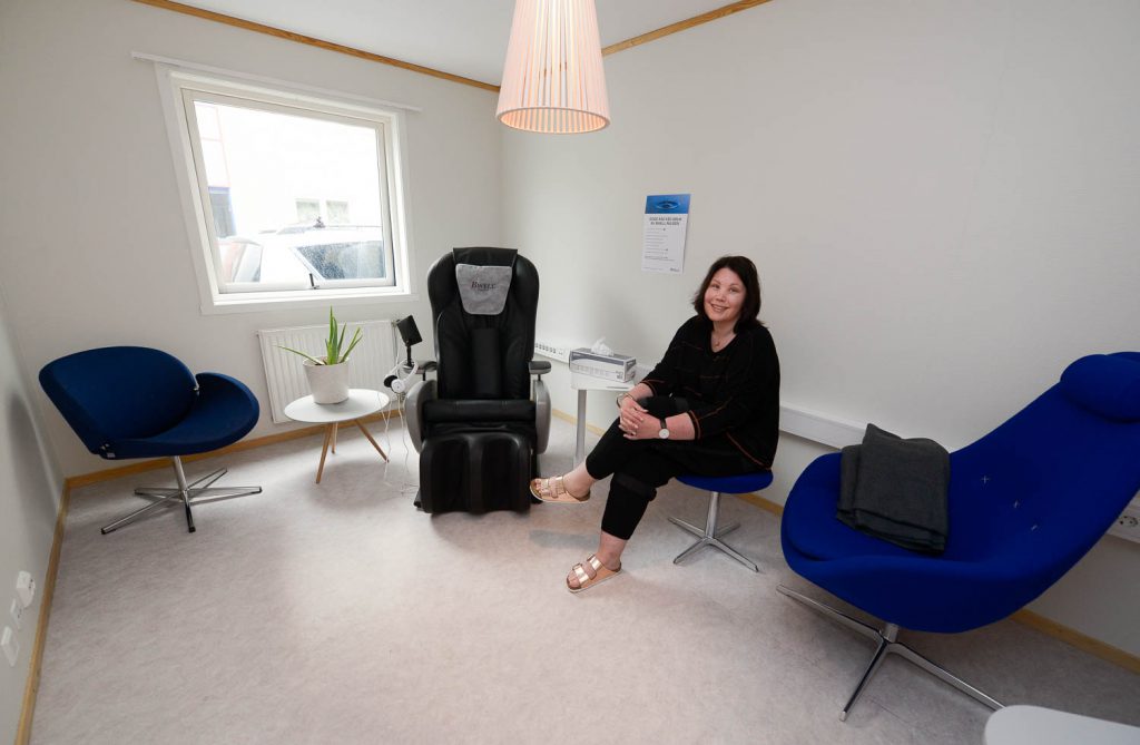 En person som sitter i en stol