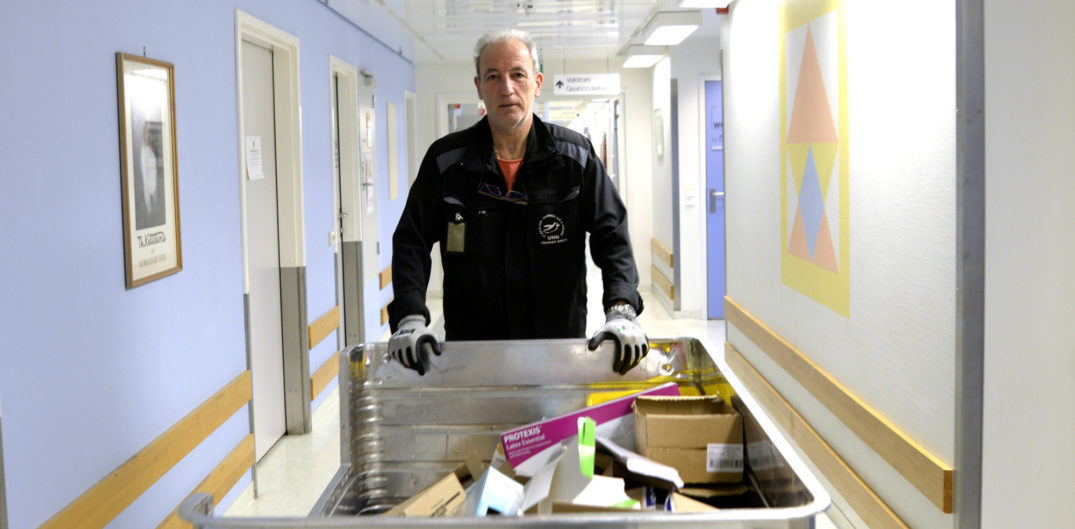 En mann som står i et rom