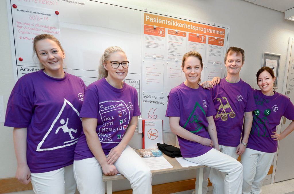 En gruppe mennesker iført lilla skjorter