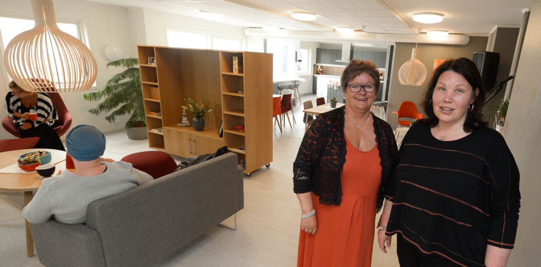 Et par kvinner som poserer for et bilde