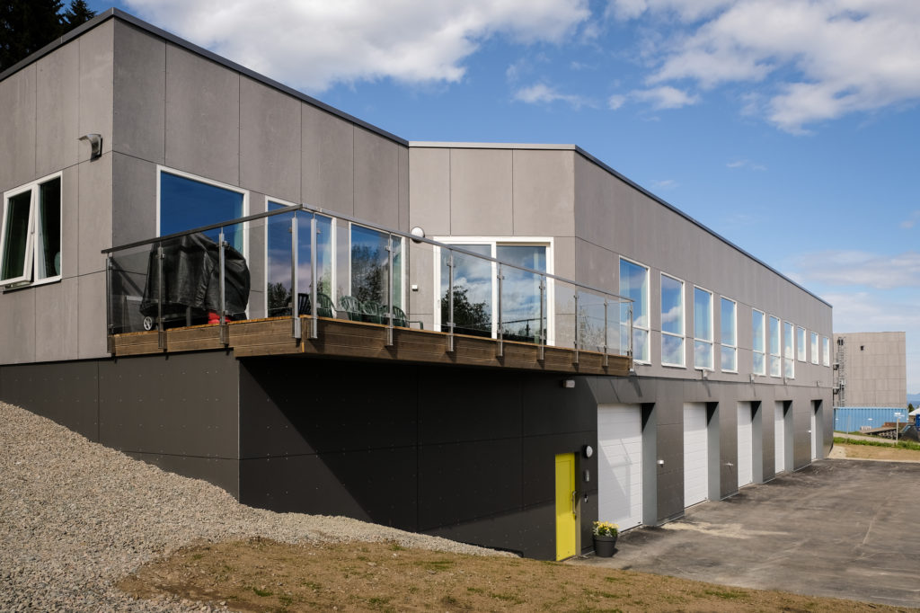 En bygning med glassvinduer