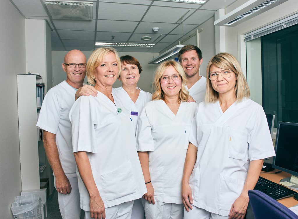 En gruppe mennesker iført hvite laboratoriefrakker