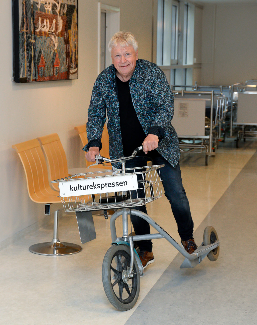 En person som står ved siden av et piano