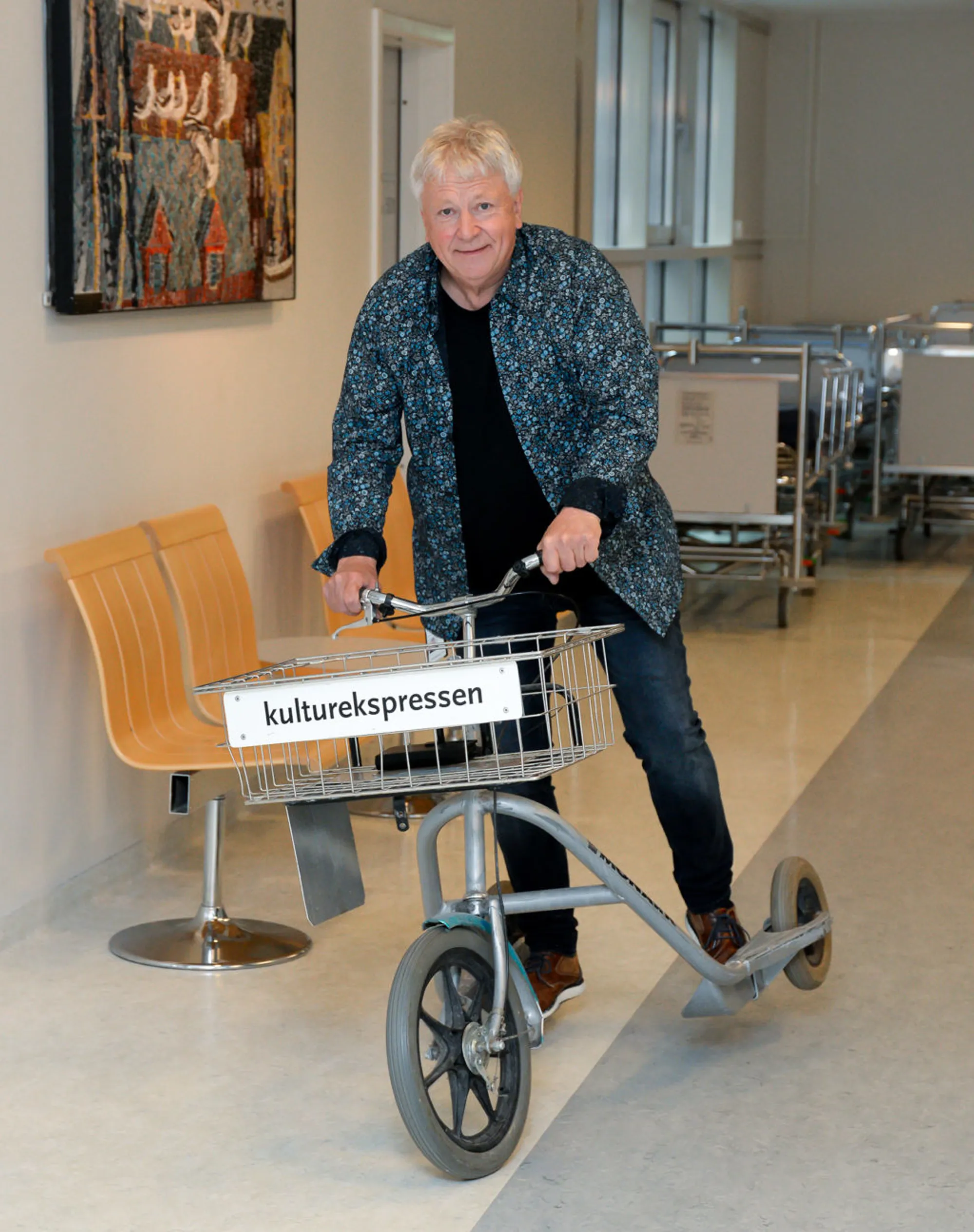 En person som står ved siden av et piano