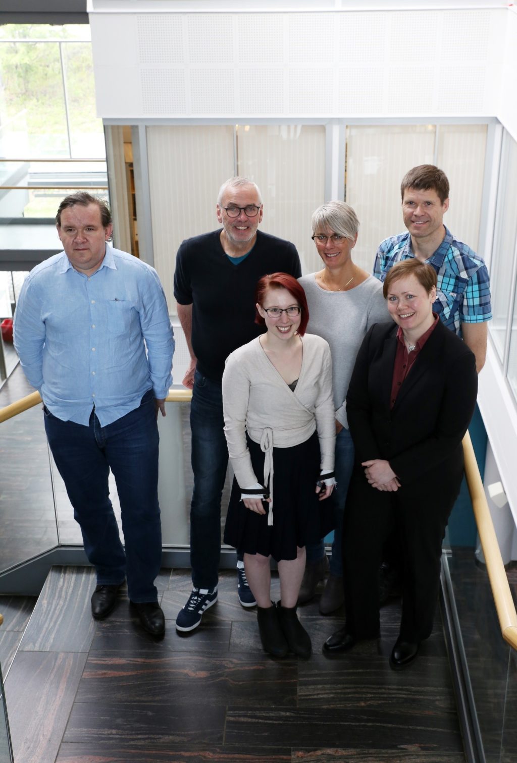 En gruppe mennesker som poserer for et bilde