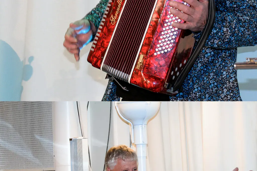 En mann som spiller trekkspill