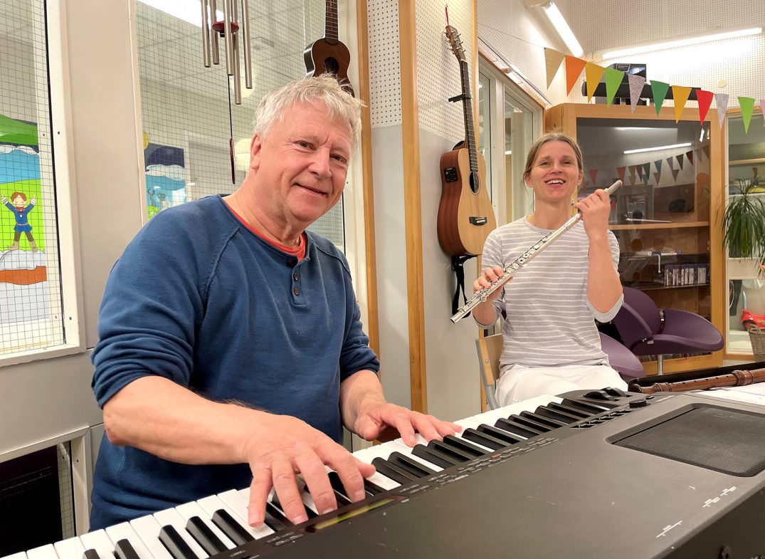 En mann og en kvinne som spiller piano